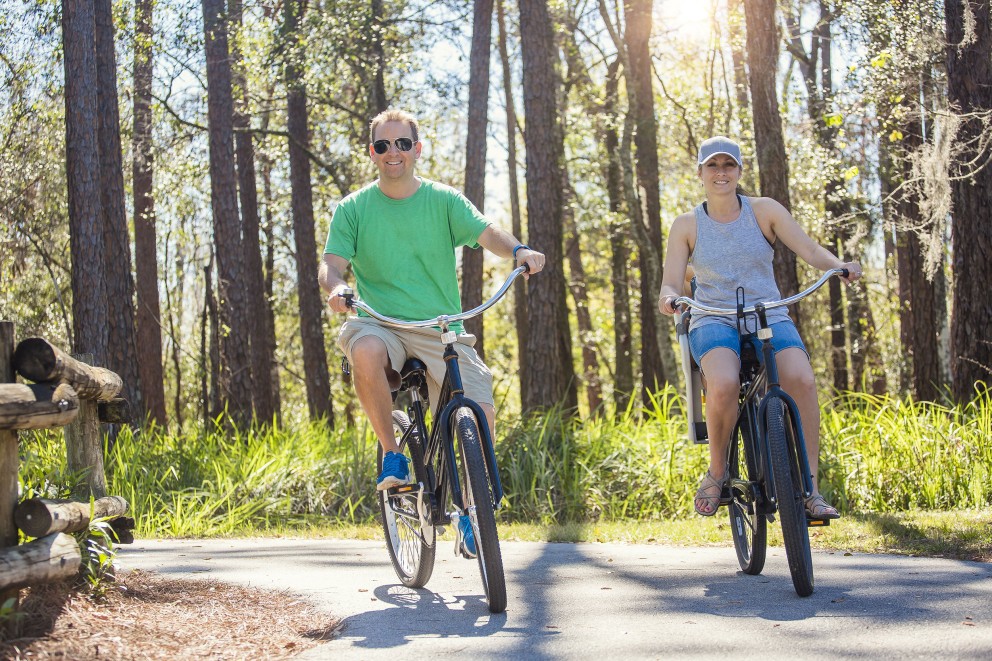 couple on bikes